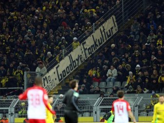 Auch in Dortmund gab es Proteste gegen die Montagsspiele der Fußball-Bundesliga. Foto: Ina Fassbender Auch in Dortmund gab es Proteste gegen die Montagsspiele der Fußball-Bundesliga. Foto: Ina Fassbender