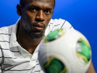 Usain Bolt versucht sich als Fußballspieler Usain Bolt versucht sich als Fußballspieler