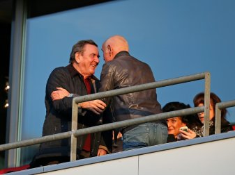 Gerhard Schröder kritisiert Ultras von Hannover 96 Gerhard Schröder kritisiert Ultras von Hannover 96