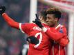 Kingsley Coman (r) fehlt den Bayern wegen eines Risses des Syndesmosebandes. Foto: Matthias Balk