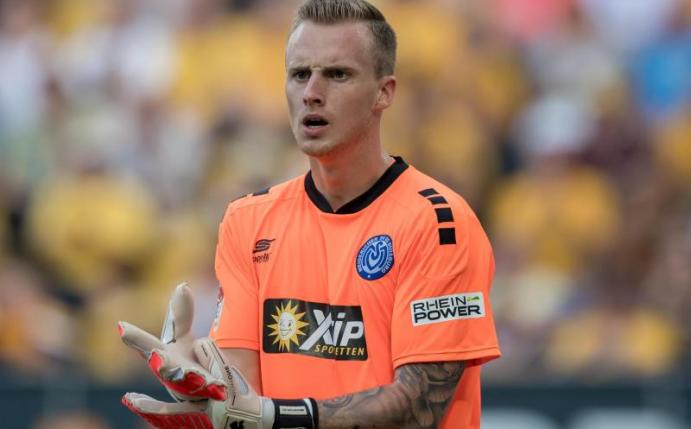 Der Patzer von Duisburgs Torwart Mark Flekken ging um die Welt. Foto: Thomas Eisenhuth