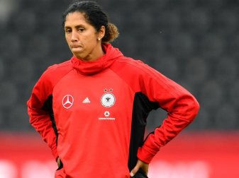 Bundestrainerin Steffi Jones spielt mit ihrem Team beim Vier-Länder-Turnier in den USA mit. Foto: Uwe Anspach Bundestrainerin Steffi Jones spielt mit ihrem Team beim Vier-Länder-Turnier in den USA mit. Foto: Uwe Anspach