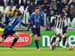 Juves Blaise Matuidi (r) setzt sich gegen zwei Spieler von Bergamo durch. Foto: Andrea Di Marco/ANSA