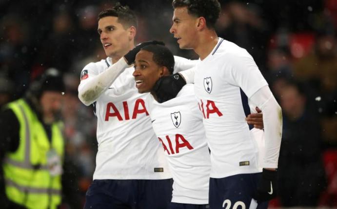 Tottenhams Kyle Walker-Peters (M) jubelt mit seinen Teamkollegen über seinen Treffer zum 6:1. Foto: Nick Potts/PA Wire