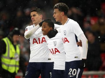 Tottenhams Kyle Walker-Peters (M) jubelt mit seinen Teamkollegen über seinen Treffer zum 6:1. Foto: Nick Potts/PA Wire Tottenhams Kyle Walker-Peters (M) jubelt mit seinen Teamkollegen über seinen Treffer zum 6:1. Foto: Nick Potts/PA Wire