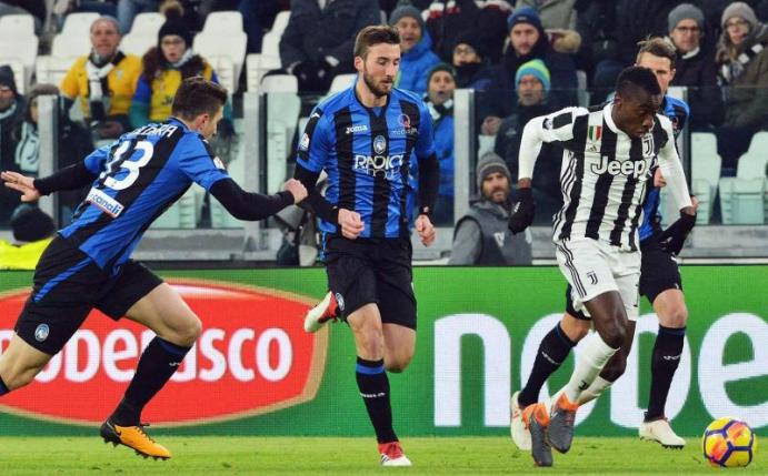 Juves Blaise Matuidi (r) setzt sich gegen zwei Spieler von Bergamo durch. Foto: Andrea Di Marco/ANSA