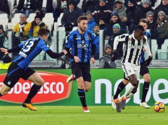 Juves Blaise Matuidi (r) setzt sich gegen zwei Spieler von Bergamo durch. Foto: Andrea Di Marco/ANSA Juves Blaise Matuidi (r) setzt sich gegen zwei Spieler von Bergamo durch. Foto: Andrea Di Marco/ANSA