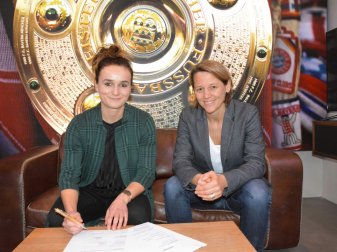 Lina Magull (l.) unterschreibt beim FC Bayern Lina Magull (l.) unterschreibt beim FC Bayern