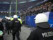 Polizeikräfte mussten nach der Partie des HSV gegen Leverkusen das Spielfeld sichern. Foto: Christian Charisius