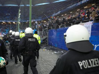 Polizeikräfte mussten nach der Partie des HSV gegen Leverkusen das Spielfeld sichern. Foto: Christian Charisius Polizeikräfte mussten nach der Partie des HSV gegen Leverkusen das Spielfeld sichern. Foto: Christian Charisius