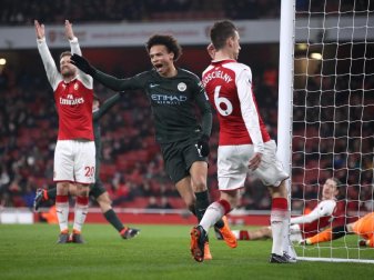 Manchester Citys Leroy Sane (M) jubelt über seinen Treffer zum 3:0 im Spiel gegen den FC Arsenal. Foto: Nick Potts Manchester Citys Leroy Sane (M) jubelt über seinen Treffer zum 3:0 im Spiel gegen den FC Arsenal. Foto: Nick Potts