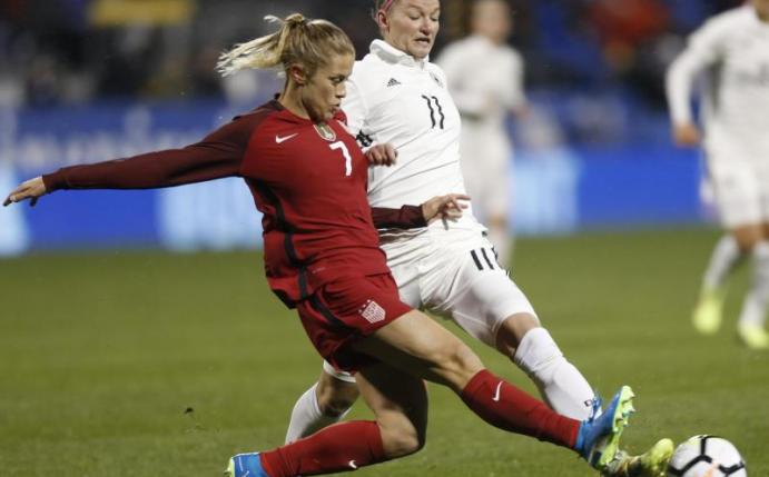 Alexandra Popp (r) im Duell mit der Amerikanerin Abby Dahlkemper. Foto: Jay Laprete/AP