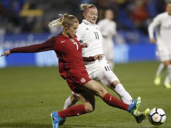 Alexandra Popp (r) im Duell mit der Amerikanerin Abby Dahlkemper. Foto: Jay Laprete/AP Alexandra Popp (r) im Duell mit der Amerikanerin Abby Dahlkemper. Foto: Jay Laprete/AP