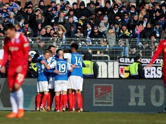 Kiel feiert Kantersieg gegen Aufstiegskonkurrenten MSV
Kiel feiert Kantersieg gegen Aufstiegskonkurrenten MSV