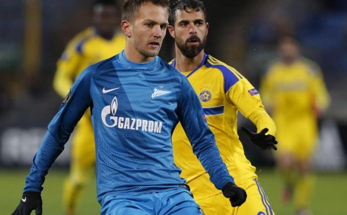 Zenits Domenico Criscito (vorne) sah gegen Amkar Perm die Gelb-Rote Karte. Foto: Anatoly Maltsev/EPA
