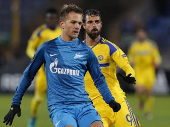 Zenits Domenico Criscito (vorne) sah gegen Amkar Perm die Gelb-Rote Karte. Foto: Anatoly Maltsev/EPA Zenits Domenico Criscito (vorne) sah gegen Amkar Perm die Gelb-Rote Karte. Foto: Anatoly Maltsev/EPA