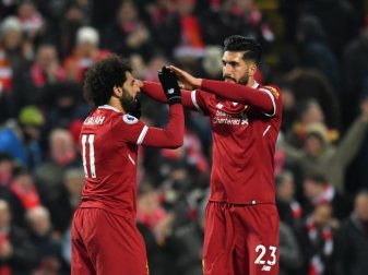 Emre Can gratuliert Mohamed Salah (l) zu seinem Tor. Foto: Anthony Devlin/PA Wire Emre Can gratuliert Mohamed Salah (l) zu seinem Tor. Foto: Anthony Devlin/PA Wire