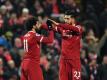 Emre Can gratuliert Mohamed Salah (l) zu seinem Tor. Foto: Anthony Devlin/PA Wire