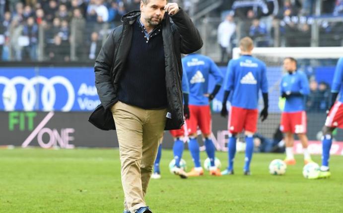 Hamburgs Trainer Bernd Hollerbach gibt sich und seinen HSV noch nicht auf. Foto: Carmen Jaspersen