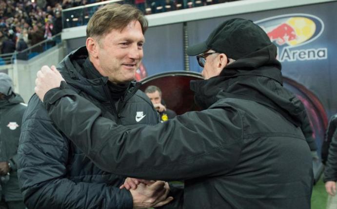 Leipzigs Cheftrainer Ralph Hasenhüttl (l) und Dortmunds Coach Peter Stöger spielten früher zusammen für Austria Wien. Foto: Annegret Hilse