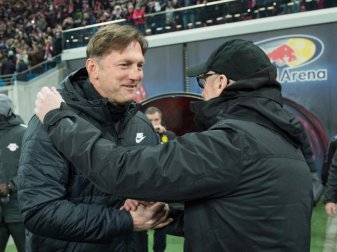 Leipzigs Cheftrainer Ralph Hasenhüttl (l) und Dortmunds Coach Peter Stöger spielten früher zusammen für Austria Wien. Foto: Annegret Hilse Leipzigs Cheftrainer Ralph Hasenhüttl (l) und Dortmunds Coach Peter Stöger spielten früher zusammen für Austria Wien. Foto: Annegret Hilse