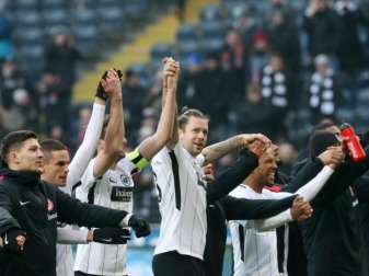 Die Frankfurter Spieler feiern den 1:0-Sieg gegen Hannover 96. Foto: Thomas Frey Die Frankfurter Spieler feiern den 1:0-Sieg gegen Hannover 96. Foto: Thomas Frey