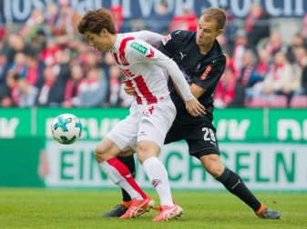 Kölns Yuya Osako (l) versucht den Ball gegen den Stuttgarter Holger Badstuber zu behaupten. Foto: Rolf Vennenbernd