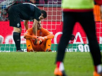 FC-Keeper Timo Horn wird vom zweifachen VfB-Torschützen Mario Gomez (l) getröstet. Foto: Rolf Vennenbernd