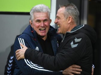 Bayern-Trainer Jupp Heynckes (l) schätzt die Arbeit von Freiburgs Coach Christian Streich. Foto: Patrick Seeger Bayern-Trainer Jupp Heynckes (l) schätzt die Arbeit von Freiburgs Coach Christian Streich. Foto: Patrick Seeger