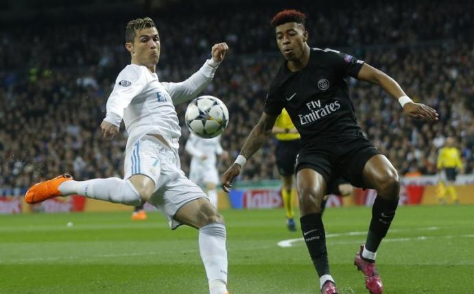 Real Madrids Cristiano Ronaldo (l) kämpft im Hinspiel mit Presnel Kimpembe von Paris Saint-Germain um den Ball - Real gewinnt 3:1. Foto: Francisco Seco/AP