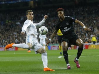 Real Madrids Cristiano Ronaldo (l) kämpft im Hinspiel mit Presnel Kimpembe von Paris Saint-Germain um den Ball - Real gewinnt 3:1. Foto: Francisco Seco/AP Real Madrids Cristiano Ronaldo (l) kämpft im Hinspiel mit Presnel Kimpembe von Paris Saint-Germain um den Ball - Real gewinnt 3:1. Foto: Francisco Seco/AP