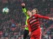 VfL-Keeper Manuel Riemann (hinten) mit einer Faustabwehr gegen Ingolstadts Stefan Kutschke. Foto: Armin Weigel