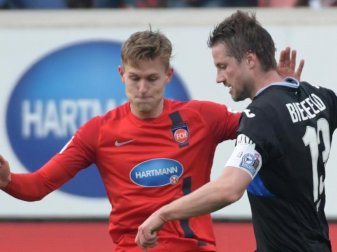 Heidenheims Oliver Steurer (l) in Aktion gegen Julian Börner von Arminia Bielefeld. Foto: Stefan Puchner Heidenheims Oliver Steurer (l) in Aktion gegen Julian Börner von Arminia Bielefeld. Foto: Stefan Puchner