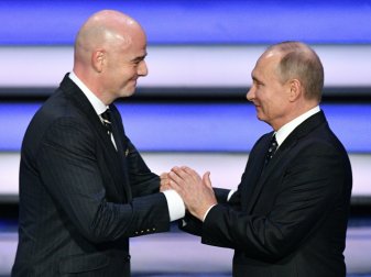 Vor der WM: Infantino und Putin spielen Fußball Vor der WM: Infantino und Putin spielen Fußball