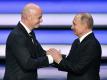 Vor der WM: Infantino und Putin spielen Fußball