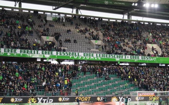 Leere Fan-Tribünen in Wolfsbur. Viele Fans fehlten am 17. Februar zu Spielbeginn als Protest-Aktion. Foto: Swen Pförtner