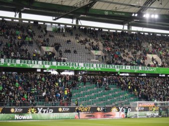Leere Fan-Tribünen in Wolfsbur. Viele Fans fehlten am 17. Februar zu Spielbeginn als Protest-Aktion. Foto: Swen Pförtner Leere Fan-Tribünen in Wolfsbur. Viele Fans fehlten am 17. Februar zu Spielbeginn als Protest-Aktion. Foto: Swen Pförtner