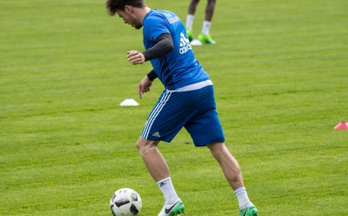 Hat nach seinem Kreuzbandriss wieder das Training mit dem Ball aufgenommen: HSV-Profi Nicolai Müller. Foto: Ingo Wagner