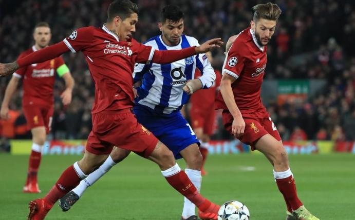 Die beiden Liverpooler Roberto Firmino (l) und Adam Lallana (r) nehmen Portos Jesus Manuel Corona in die Zange. Foto: Peter Byrne