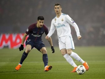 Cristiano Ronaldo spielt den Ball, PSG-Akteur Yuri Berchiche (l) kommt zu spät Foto: Christophe Ena Cristiano Ronaldo spielt den Ball, PSG-Akteur Yuri Berchiche (l) kommt zu spät Foto: Christophe Ena