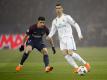 Cristiano Ronaldo spielt den Ball, PSG-Akteur Yuri Berchiche (l) kommt zu spät Foto: Christophe Ena
