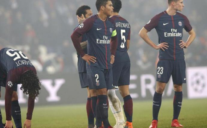 Julian Draxler (r) und Co. stehen nach dem Aus in der Champions League enttäuscht auf dem Feld. Foto: Christophe Ena