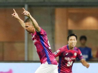 Lukas Podolski hat im japanischen Ligapokal mit seinen zwei Toren für Vissel Kobe ein Unentschieden gerettet. Foto: kyodo Lukas Podolski hat im japanischen Ligapokal mit seinen zwei Toren für Vissel Kobe ein Unentschieden gerettet. Foto: kyodo