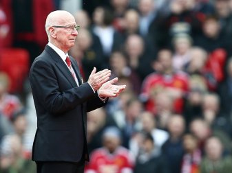 Sir Bobby Charlton blickt gespannt auf seinen Bruder Sir Bobby Charlton blickt gespannt auf seinen Bruder