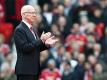 Sir Bobby Charlton blickt gespannt auf seinen Bruder