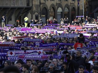 Fans des AC Florenz haben sich versammelt um sich von Davide Astori zu verabschieden. Foto: Alessandra Tarantino/AP Fans des AC Florenz haben sich versammelt um sich von Davide Astori zu verabschieden. Foto: Alessandra Tarantino/AP