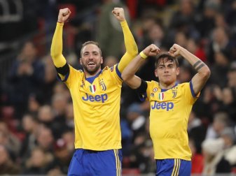 Paulo Dybala (r) jubelt mit seinem Teamkollegen Gonzalo Higuain über das 2:1 für Juventus Turin. Foto: Frank Augstein/AP Paulo Dybala (r) jubelt mit seinem Teamkollegen Gonzalo Higuain über das 2:1 für Juventus Turin. Foto: Frank Augstein/AP