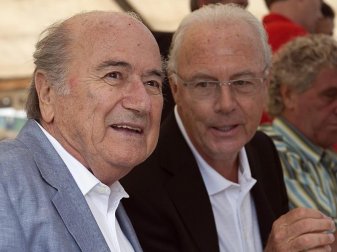 Der damalige FIFA-Präsident Joseph Blatter (l) und Franz Beckenbauer sitzen 2014 beim Sepp-Blatter-Fußballturnier beisammen. Foto: Anthony Anex/KEYSTONE Der damalige FIFA-Präsident Joseph Blatter (l) und Franz Beckenbauer sitzen 2014 beim Sepp-Blatter-Fußballturnier beisammen. Foto: Anthony Anex/KEYSTONE
