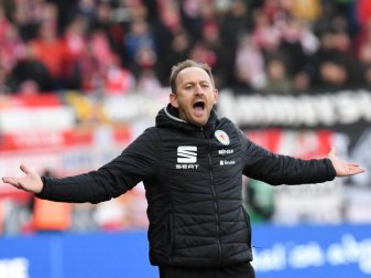 Bleibt bei Eintracht Braunschweig: Trainer Torsten Lieberknecht. Foto: Peter Steffen Bleibt bei Eintracht Braunschweig: Trainer Torsten Lieberknecht. Foto: Peter Steffen