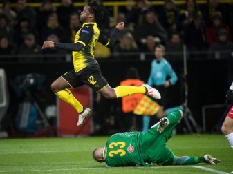 Abgehoben: Salzburg-Keeper Alexander Walke (r) klärt vor BVB-Torjäger Michy Batshuayi. Foto: Bernd Thissen Abgehoben: Salzburg-Keeper Alexander Walke (r) klärt vor BVB-Torjäger Michy Batshuayi. Foto: Bernd Thissen
